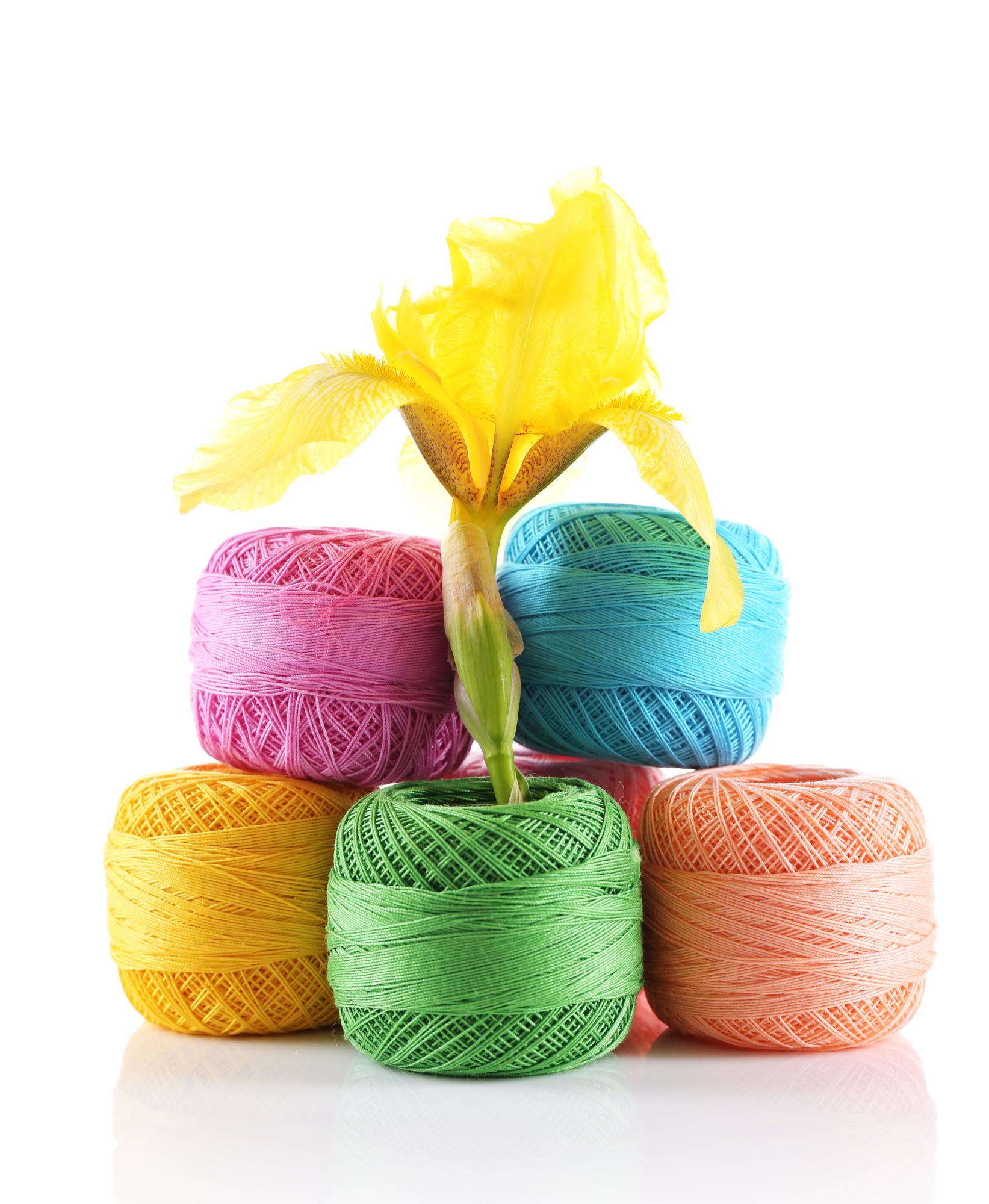 Trio de broderii colorate pe textile